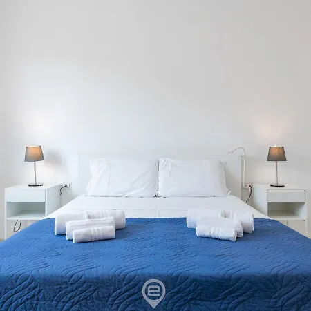 Sandy Retreat, Beachside With Terrace Apartamento
