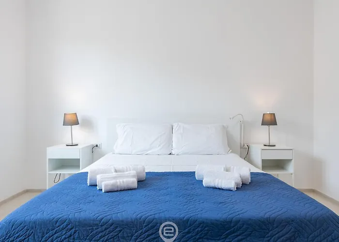 Sandy Retreat, Beachside With Terrace Appartement